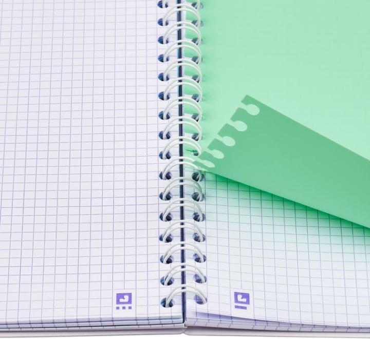 Oxford Project Book szervezőfüzet, A4-es, 80 oldal, 90 g/m²-es optikai papír, kockás, különböző színekben