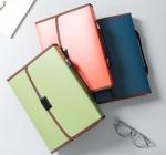 Merev műanyag aktatáska, fogantyúval, 7 rekesszel Deli vegyes szinek