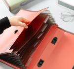 Merev műanyag aktatáska, fogantyúval, 7 rekesszel Deli vegyes szinek